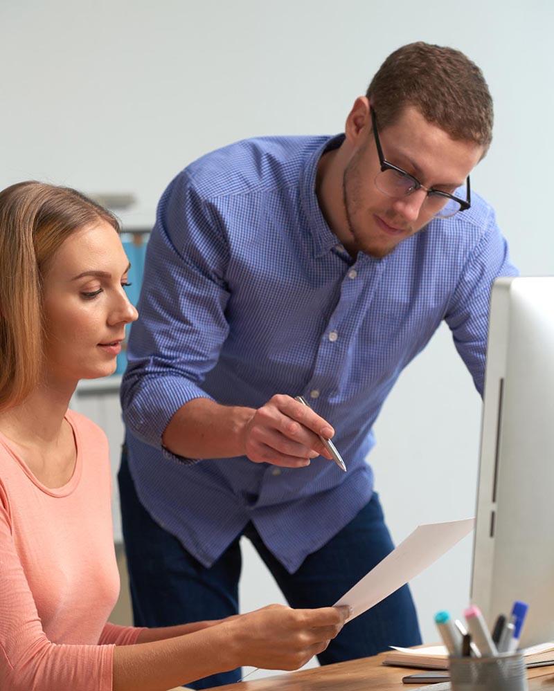 Formateur qui donne un cours
