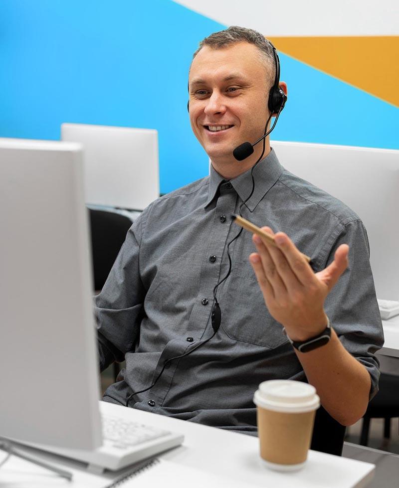 Personne qui travaille sur un PC avec un téléphone